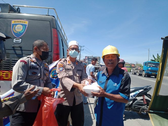 
					Kapolres Beri Bantuan Kepada Abang Becak dan Warga Kurang Mampu di Simpang Bagan Deli