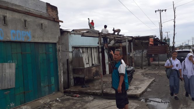 
					10 Rumah Di Simpang Sicanang Belawan Diamuk Puting Beliung