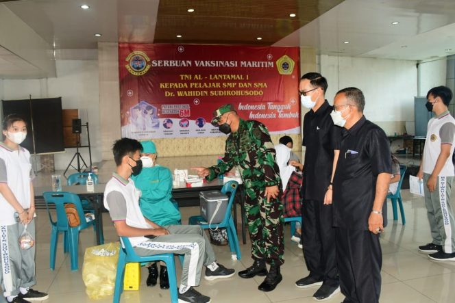 
					Momentum Hari Sumpah Pemuda Yayasan Sekolah Dr Wahidin Sudirohusodo Martubung Belawan Bekerjasama Tim Vaksinator TNI AL Lantamal I Kebut Serbuan Vaksin Terhadap Pelajar