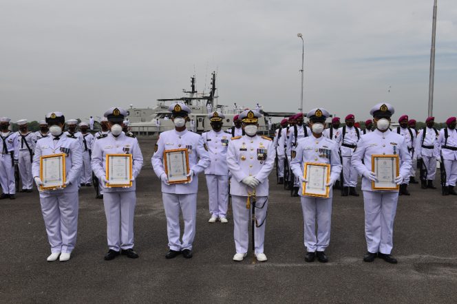 
					Diakhir Pengabdiannya, Kasal Serahkan Tali Asih Kepada 6 Personel Lantamal I Yang Purna Tugas