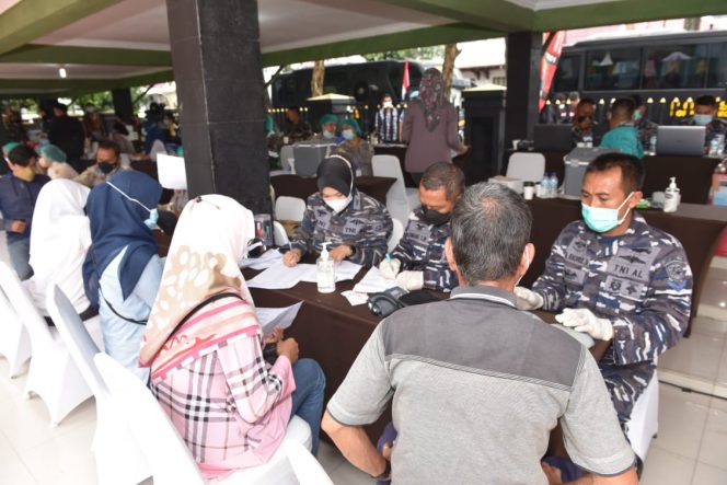 
					Vaksinator TNI AL Lantamal I Dukung Serbuan Vaksinasi TNI POLRI SUMUT