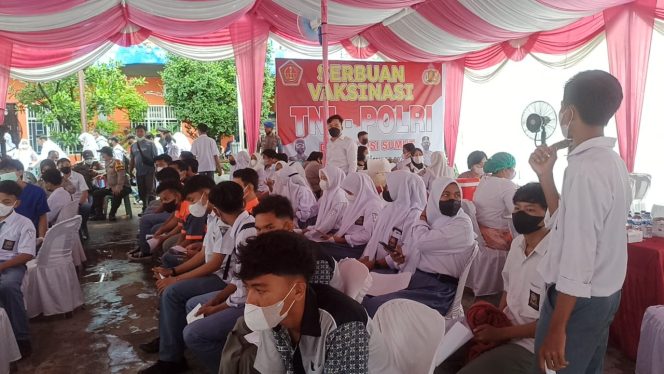 
					SERBUAN VAKSINASI TNI POLRI, 1.000 PELAJAR BUDI AGUNG MARELAN MENDAPATKAN VAKSINASI