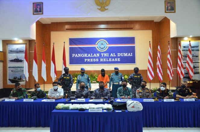 
					DANLANTAMAL I APRESIASI F1QR LANAK DUMAI ATAS PENANGKAPAN NARKOBA DI PERAIRAN BENGKALIS