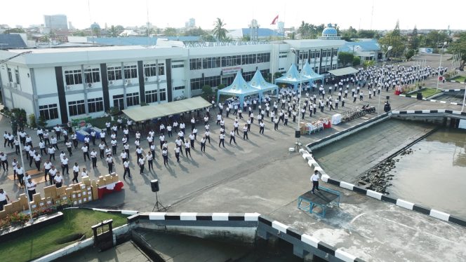 
					PRAJURIT JALASENA TNI AL LANTAMAL I SEMANGAT GEMBIRA LAKSANAKAN OLAHRAGA BERSAMA DENGAN BERKAH RATUSAN DOORPRIZE