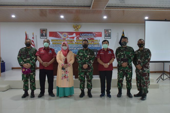 
					DANLANTAMAL I LAKSANAKAN KOMSOS DAN VAKSINASI BERSAMA DENGAN TOKOH-TOKOH DAN ORGANISASI PEMUDA BELAWAN TERHADAP MASYARAKAT MARITIM