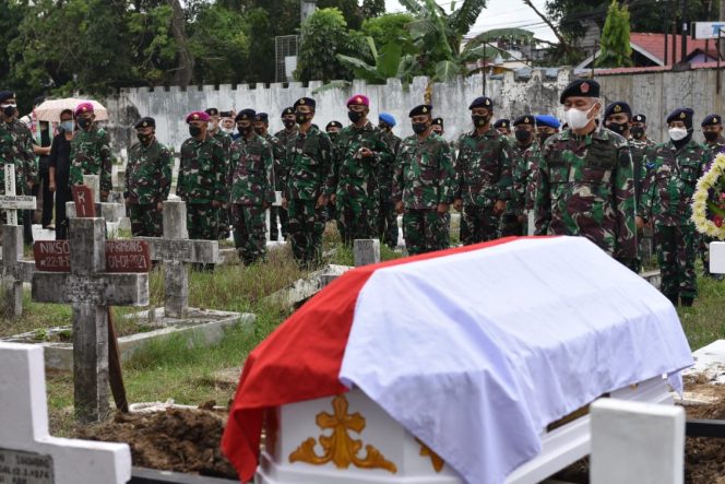 
					TEMBAKAN SALVO KE UDARA IRINGI UPACARA MILITER PEMAKAMAN DANDENMA LANTAMAL I