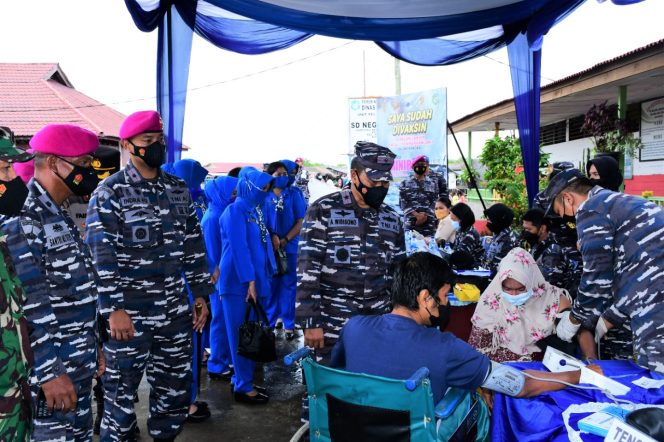 
					TERJUNKAN SPEED PATROLI SEA RAIDER, TNI AL LANTAMAL I DAN YONMARHANLAN I KEBUT SERBUAN VAKSIN DOSIS 2  DI KAMPUNG NELAYAN PELANGI