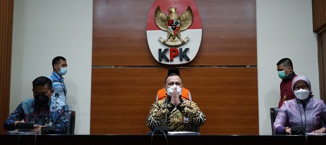 
					Ket foto: Ketua KPK Firli Bahuri saat menggelar siaran pers di Gedung Merah Putih KPK, Jakarta Selatan, Kamis (18/11/2021). (HumKPK)