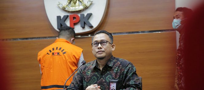 
					KPK Tahan Tersangka Gratifikasi Proyek Di Jambi