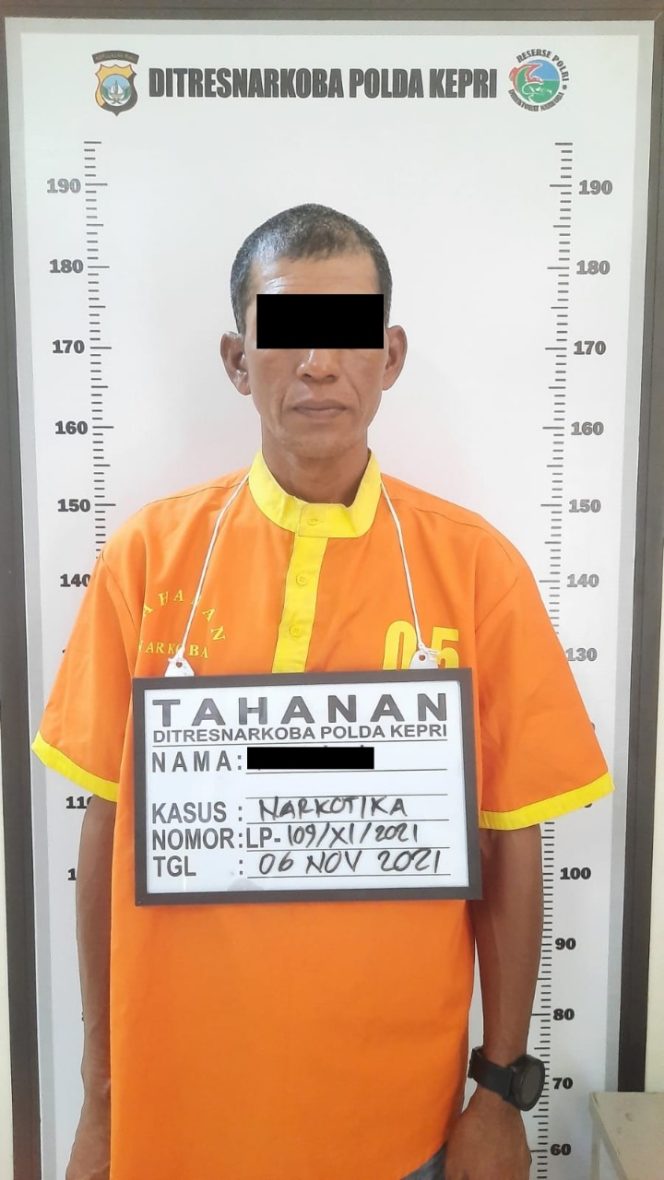 
					Ket foto : Seorang laki-laki berinisial E diamankan oleh Ditresnarkoba Polda Kepri.