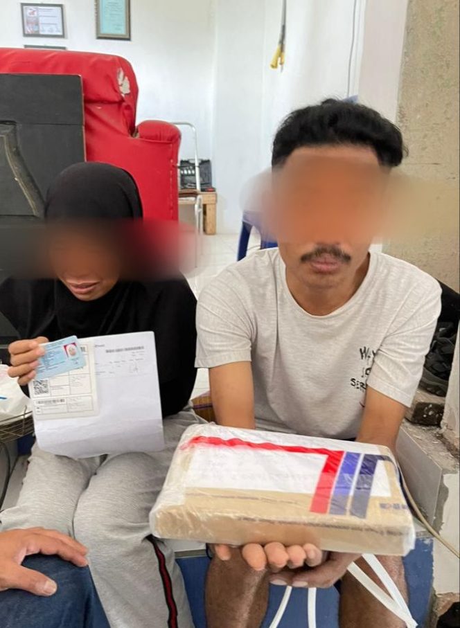
					Ket foto: Dua orang yang mengambil paket tersebut, yaitu ELN dan F. 