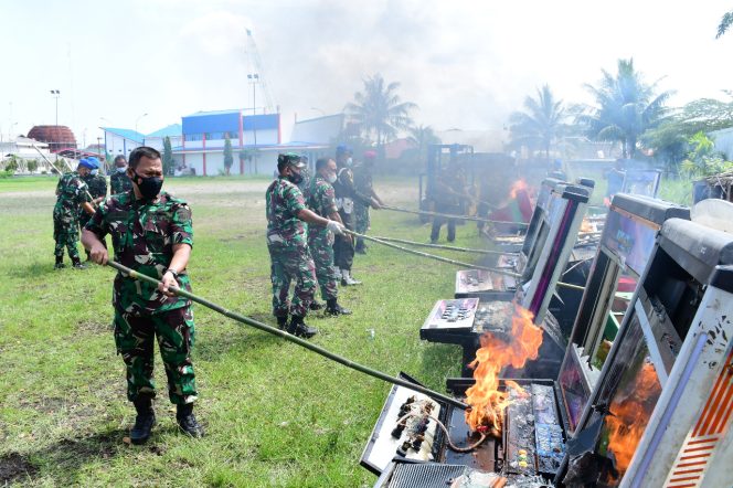 
					LANTAMAL I DAN POLRES BELAWAN MUSNAHKAN BARANG BUKTI MESIN JUDI