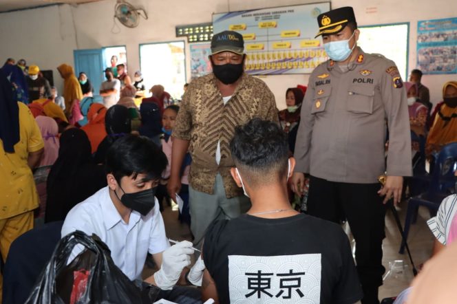 
					KAPOLRES PELABUHAN TINJAU LANGSUNG VAKSINASI DI HAMPARAN PERAK