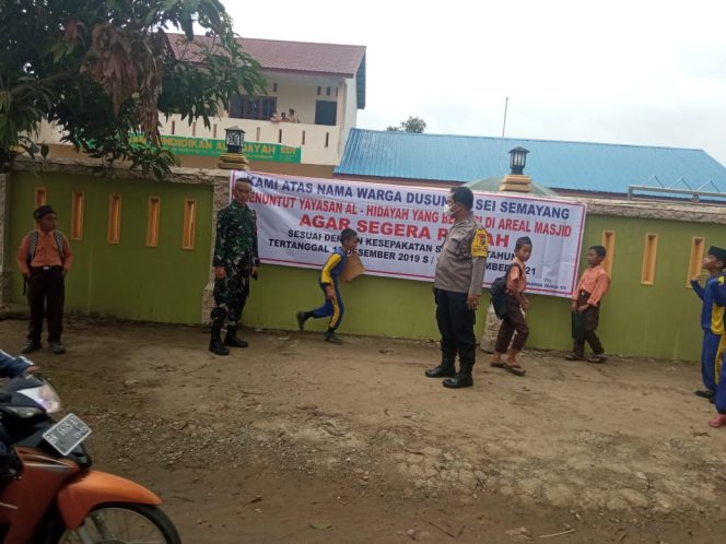
					SISWA DAN GURU SD ISLAM AL HIDAYAH KETAKUTAN DISURUH ANGKAT KAKI DARI SEKOLAH