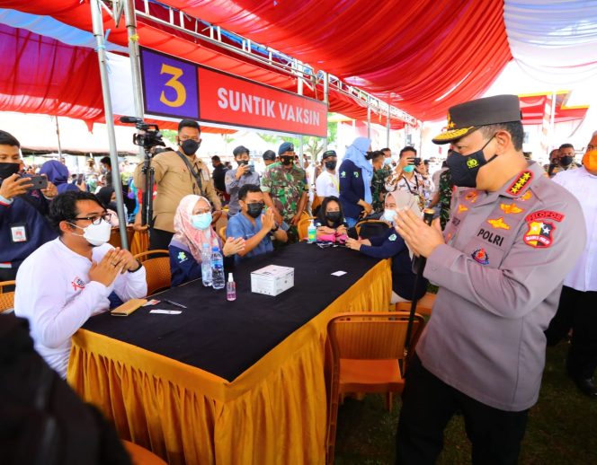 
					Ket foto: Kapolri Jenderal Listyo Sigit Prabowo meninjau kegiatan vaksinasi massal di Lapangan Sorumba, Kabupaten Konawe Selatan, Sulawesi Tenggara (Sultra), Rabu (15/12/2021). (DivHumPol)