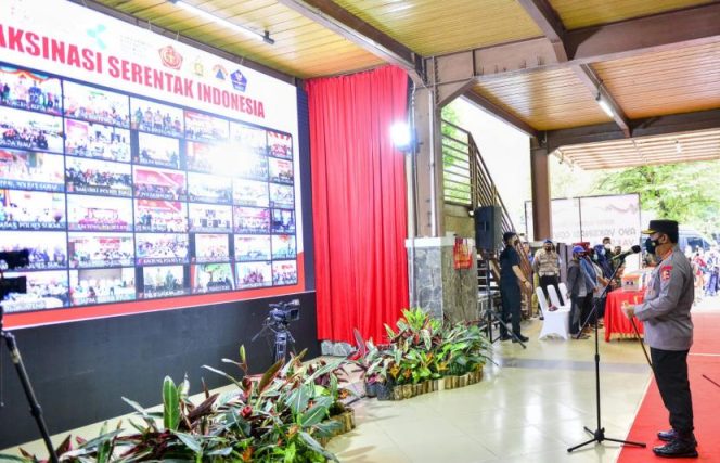 
					Ket foto: Kapolri Jenderal Listyo Sigit Prabowo saat menyapa secara virtual kegiatan vaksinasi se-Indonesia bersama dengan para Menteri, Kamis (23/12). (DivHumPol)