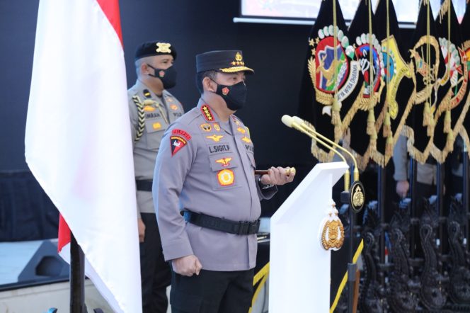 
					Ket foto: Kapolri Listyo Sigit Prabowo saat memimpin upacara serah terima jabatan (sertijab) tujuh Kapolda di Gedung Rupatama Mabes Polri, Jakarta Selatan, Rabu (29/12/2021). (DivHumPol)