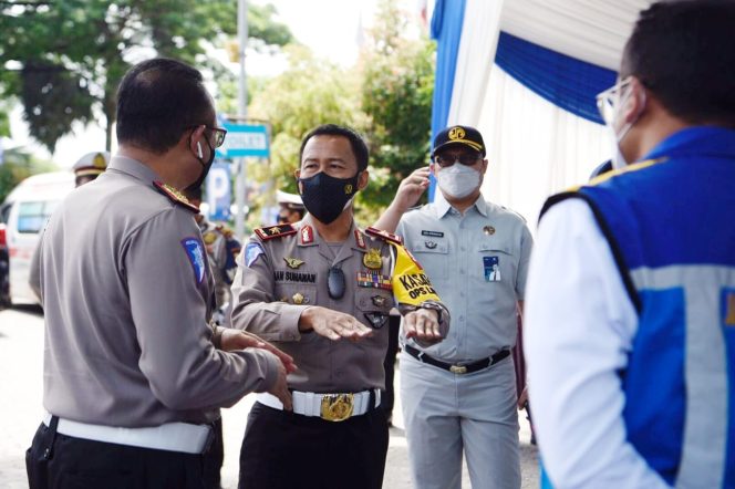 
					Ket foto: Direktur Penegakkan Hukum (Dirgakkum) Korlantas Polri Brigjen Aan Suhanan meninjau pos pengamanan Natal dan tahun baru (Nataru). (DivHumPol)