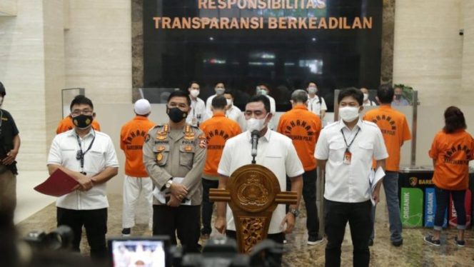 
					Ket foto: Dir Tipideksus Bareskrim Polri Brigjen Whisnu Hermawan (nomor tiga dari kiri), Selasa (28/12/2021). (DivHumPol)