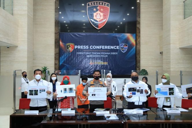 
					Ket foto: Direktur Tindak Pidana Siber Bareskrim Polri, Brigjen Pol Asep Edi Suheri (tengah seragam Polri). (DivHumPolri)