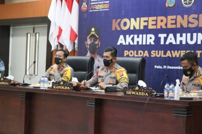 
					Ket foto: Kapolda Sulawesi Tengah Irjen Pol Rudy Sufahriadi (tengah) saat pelaksanaan Konfrensi Pers akhir tahun 2021 di Rupatama Polda Sulteng, Jumat (31/12/2021). (DivHumPol)