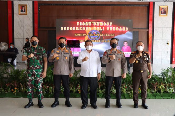
					Pisah Sambut Kapolresta Deli Serdang, Wabup DS Apresiasi Kombes Pol. Yemi Mandagi