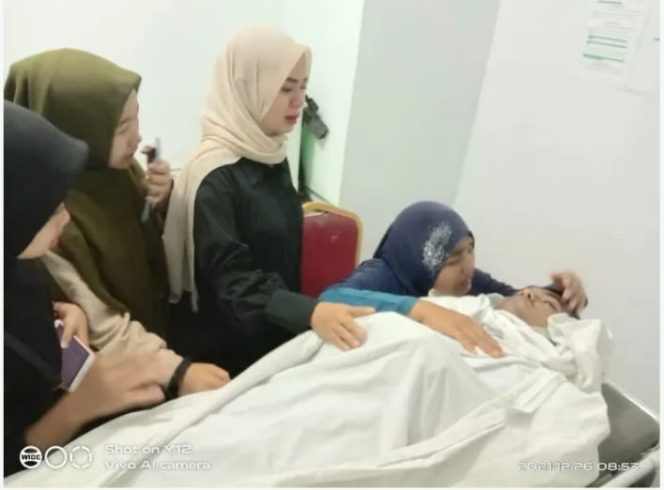 
					Ket Foto: Keluarga Korban yang meninggal atas nama Arpian Sanajit (19).