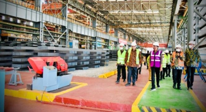 
					Ket fptp: Presiden Joko Widodo meninjau pengolahan bijih nikel (nickel ore) di Pabrik Smelter, Kabupaten Konawe, Provinsi Sulawesi Tenggara, pada Senin, 27 Desember 2021. Foto: BPMI Setpres/Laily Rachev