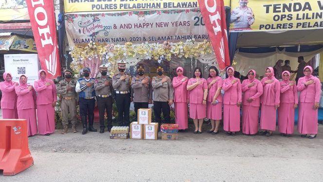 
					Kapolres Pelabuhan Belawan Bagikan Parsel Kepada Petugas Pos Pam Dan Posyan Ops Lilin Toba 2021