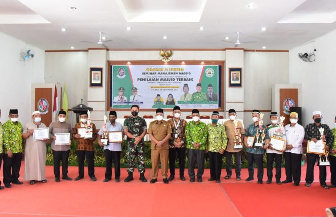 
					Sekda Serahkan Penghargaan Masjid Terbaik Tingkat Kabupaten Deli Serdang