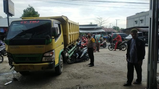 
					Akibat Jalan Sempit, Pengendara Motor Tabrak Truck Pembawa Pasir Dilarikan Kerumah Sakit