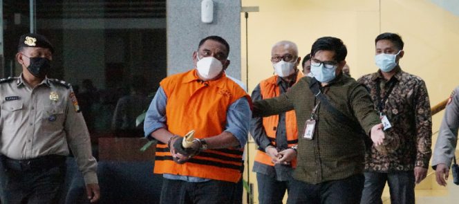 
					Ket foto: Mantan Bupati Kabupaten Buru Selatan, Tagop Sudarsono Soulisa berjalan keluar dengan menggunakan rompi tahanan KPK usai menjalani pemeriksaan di gedung KPK, Jakarta, Rabu (26/1/2022). (HumKPK)