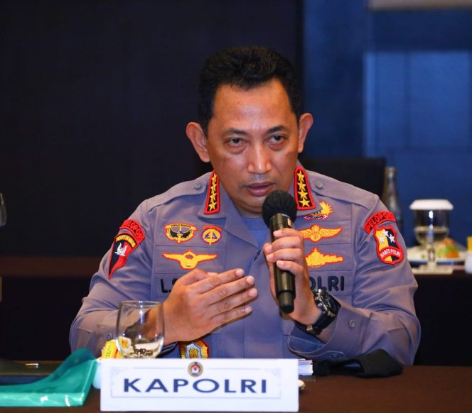 
					Ket foto: Kapolri Jenderal Listyo Sigit Prabowo saat rapat koordinasi bersama Menko PMK, Jumat (28/1). (DivHumPol)