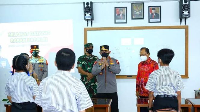 
					Ket foto: Kapolri Jenderal Listyo Sigit Prabowo melihat penerapan penegakan protokol kesehatan (prokes) proses Pembelajaran Tatap Muka (PTM) di SMP Kristen 1 Harapan, Kota Denpasar, Bali. (DivHumPol)