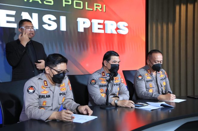 
					Ket foto: Karo Penmas Divisi Humas Polri Brigjen Pol Ahmad Ramadhan (tengah) di Jakarta, Selasa (25/1/2022). (DivHumPol)