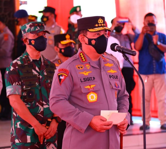 
					Ket foto: Kapolri Jenderal Listyo Sigit Prabowo meninjau secara langsung kegiatan akselerasi vaksinasi massal (14/1/2022). (DivHumPol)