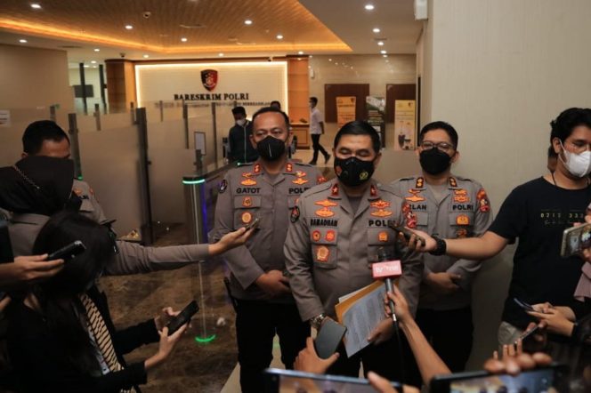 
					Ket foto: Karo Penmas Divisi Humas Polri, Brigjen Ahmad Ramadhan (tengah), Senin (10/1/2022). (DivHumPol)