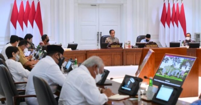 
					Ket foto: Presiden Joko Widodo memimpin rapat terbatas di Kantor Presiden, Jakarta, pada Senin, 3 Januari 2022. Foto: BPMI Setpres.