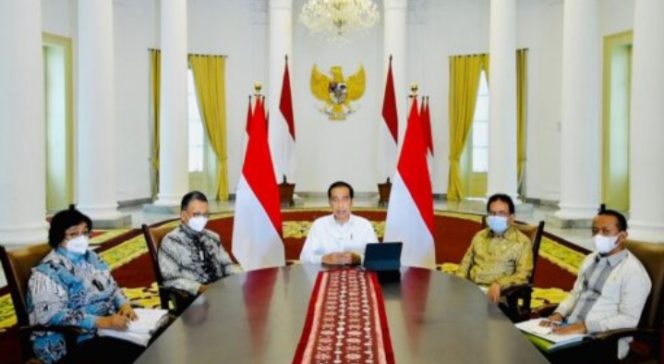 
					Ket foto: Presiden Joko Widodo memberikan keterangan pencabutan ribuan izin usaha tambang, kehutanan, dan HGU perkebunan di Istana Kepresidenan Bogor, pada Kamis, 6 Januari 2022. Foto: BPMI Setpres.