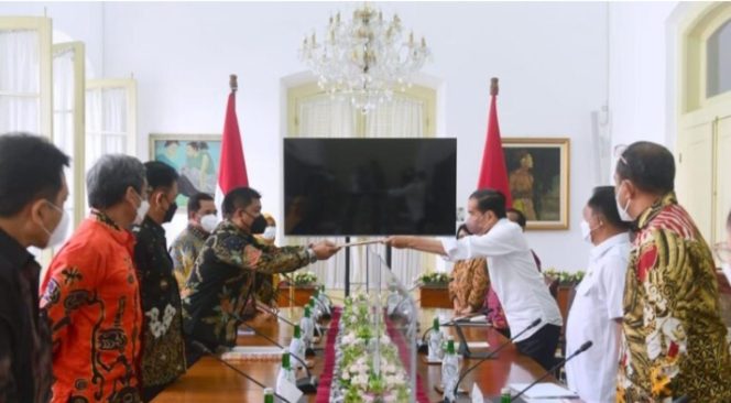 
					Ket foto: Presiden Joko Widodo menerima tim seleksi calon anggota Komisi Pemilihan Umum (KPU) dan calon anggota Badan Pengawas Pemilihan Umum (Bawaslu) masa jabatan 2022-2027 di Istana Kepresidenan Bogor, pada Kamis, 6 Januari 2022. Foto: BPMI Setpres/Muchlis Jr.