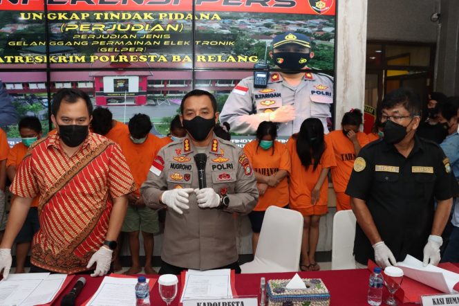 
					Kapolresta Pimpin Konferensi Pers Pelaku Perekrut Pekerja Imigran Ilegal