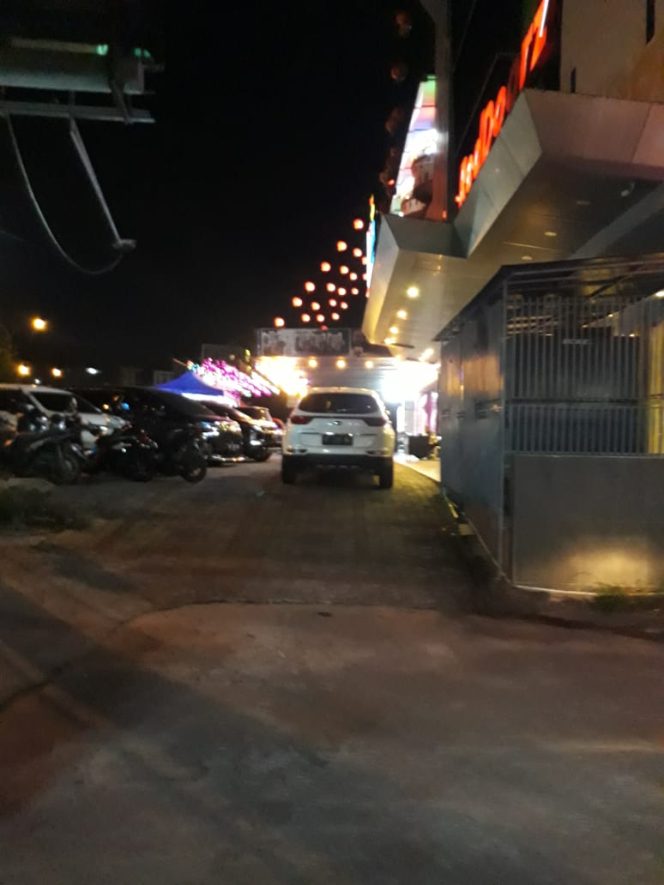 
					Tamu Hotel Dan Cafe Cardinal Lucky Star Selalu Parkir Di Komplek Perum Lucky Estate