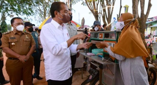 
					Ket foto: Ket foto: Presiden Joko Widodo menyerahkan bantuan tunai bagi para pedagang di Taman Batu 10 Kawasan Pasar Bintan Center, Kota Tanjung Pinang, pada Senin, 25 Januari 2022. Foto: BPMI Setpres/Muchlis Jr.