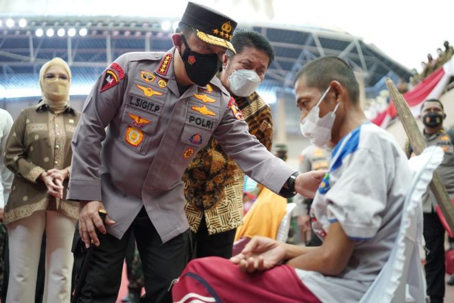 
					Ket foto: Kapolri Jenderal Listyo Sigit Prabowo meninjau pelaksanaan akselerasi vaksinasi di Gelanggang Olahraga (GOR), Kajang, Kayu Agung, Kabupaten Ogan Komering Ilir (OKI), Sumatera Selatan (Sumsel), Kamis (24/2/2022). (DivHumPol)