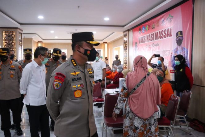 
					Ket foto:Inspektorat Pengawasan Umum (Irwasum) Mabes Polri, Komjen Pol Agung Budi Maryoto saat meninjau kegiatan vaksinasi serentak di Mapolda Lampung, Bandar Lampung, Senin (21/2/2022). (DivHumPol)