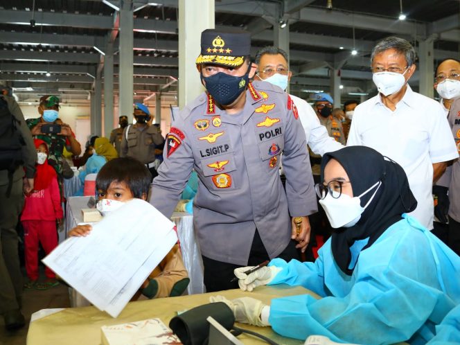 
					Ket foto: Kapolri Jenderal Listyo Sigit Prabowo meninjau pelaksanaan vaksinasi massal di 34 Provinsi Indonesia, Kamis (17/2/2022). (DivHumPol)