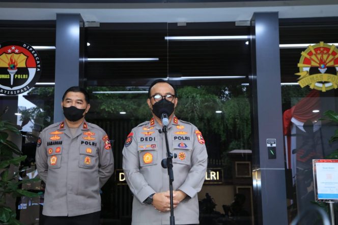 
					Ket foto: Kepala Divisi Humas Polri Irjen Pol Dedi Prasetyo (kanan),  Karo Penmas Divisi Humas Polri Brigken Ahmad Ramadhan (kiri) di Mabes Polri, Jakarta, Senin (14/2/2022). (DivHumPol)