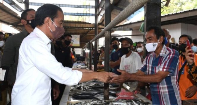 
					Ket foto: Presiden Joko Widodo membagikan bantuan langsung tunai bagi para pedagang kaki lima dan warung di Pasar Kebun Lada, Kota Binjai, Provinsi Sumatera Utara, pada Jumat, 4 Februari 2022. Foto: BPMI Setpres/Kris