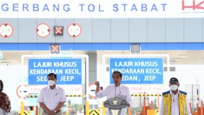 
					Ket foto: Presiden Joko Widodo meresmikan Jalan Tol Binjai-Langsa seksi I Binjai-Stabat sepanjang 11,8 kilometer, pada Jumat, 4 Februari 2022. Foto: BPMI Setpres/Kris.