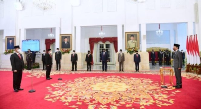
					Ket foto: Presiden Joko Widodo melantik Gubernur Lembaga Ketahanan Nasional (Lemhannas) Republik Indonesia dan Kepala Badan Pangan Nasional di Istana Negara, Jakarta, pada Senin, 21 Februari 2022. Foto: BPMI Setpres/Muchlis Jr